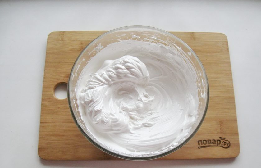1. Этап. Белковый крем с агар-агаром: Затем очень тонкой струйкой вводите горячий сироп с агар-агаром, не переставая взбивать белки. Продолжайте взбивать крем до полного его остывания. Чтобы этот процесс прошёл быстрее, поставьте миску с кремом во время взбивания в кастрюлю с ледяной водой.