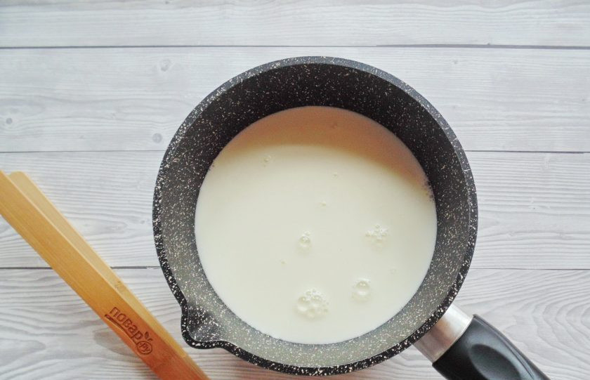 1. Этап. Медовый торт с вишней: Пока тесто в холоде, приготовьте крем. В кастрюлю налейте молоко и поставьте на плиту.