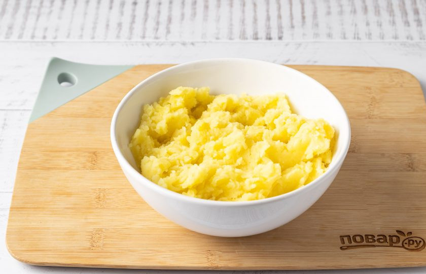 1. Этап. Котлеты из картофеля с перцем: Измельчите толкушкой вареный картофель до состояния пюре.