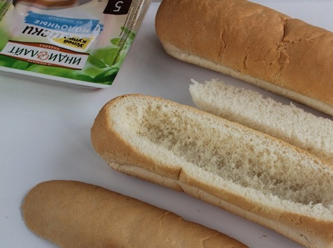 1. Этап. Багет запеченный с яйцом и сосисками: У багета аккуратно срежьте верхушку и удалите мякоть.