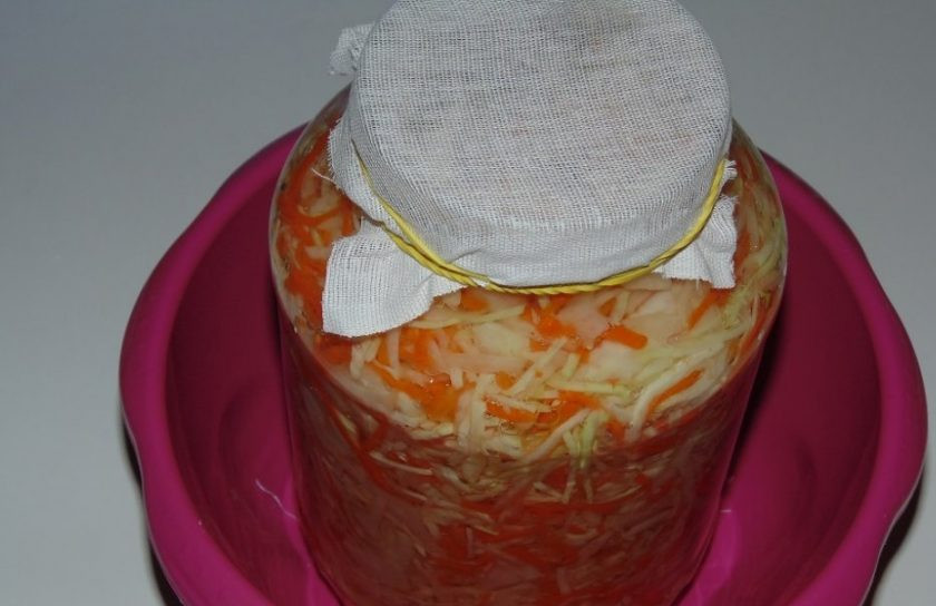 1. Этап. Засолка капусты горячим рассолом: Закройте банку марлей с резинкой. Поставьте в миску, чтобы сливалась лишняя жидкость. Оставьте в тёплом месте.