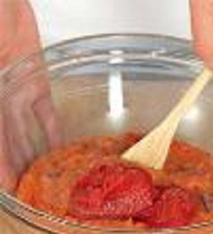 1. Этап. Домашний соус Барбекю из помидоров: 3. Измельченную массу переложите в миску. Добавьте томатную пасту. По вкусу досолите и положите черный перец. Очень быстро и просто мы приготовили великолепный соус к нашему не менее великолепному мясу.