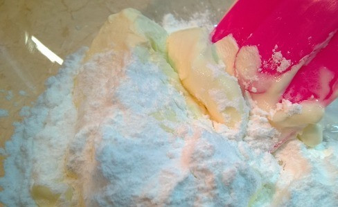 1. Этап. Чизкейк без выпечки из печенья: Сливочный сыр перемешайте с сахарной пудрой до однородной массы. Затем добавляем белый шоколад, еще перемешиваем.