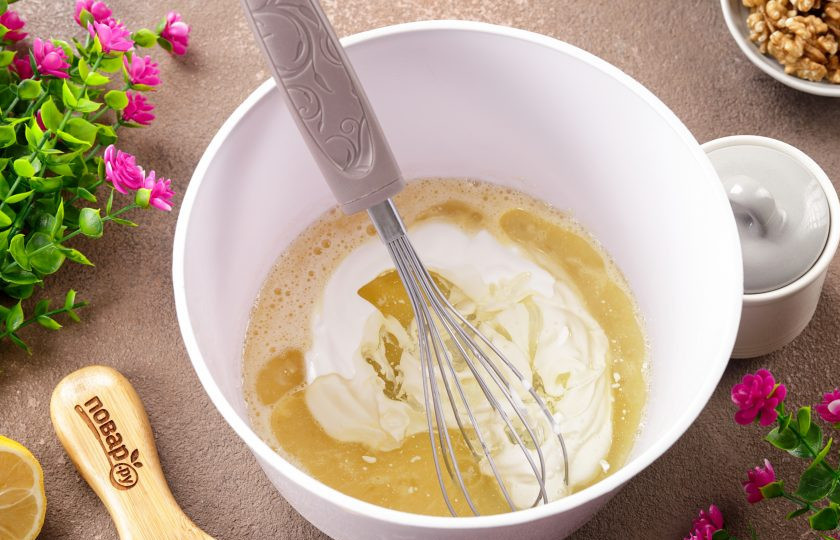 1. Этап. Пирог Равани: Затем добавьте сметану и растительное масло.