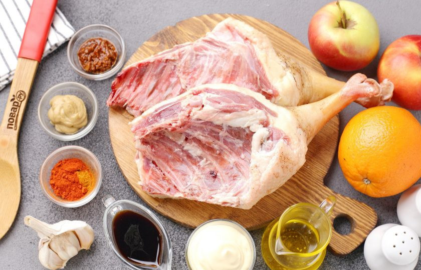 1. Этап. Гусь с яблоками и апельсинами в духовке: Подготовьте все ингредиенты.