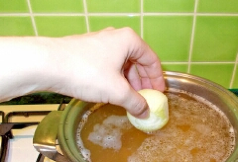 1. Этап. Суп грибной с мясом: Затем бросьте очищенную луковицу (целиком).