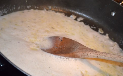 1. Этап. Курица в молочном соусе: 3. Тонкой струйкой ввести теплое молоко, постоянно помешивая соус, чтобы не было комочков. Проварить на медленном огне около 5-7 минут, чтобы соус стал немного гуще.