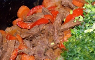 1. Этап. Рагу из конины: Тушим под крышкой на небольшом огне еще минут 15-20. Затем добавляем мелко нарезанную зелень, перемешиваем и убираем с огня.