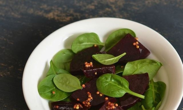 1. Этап. Салат из свеклы без майонеза: Шпинат промойте под проточной водой. Для этого салата лучше использовать целые листья свежего молодого растения. Обсушите их и выложите к свекле.