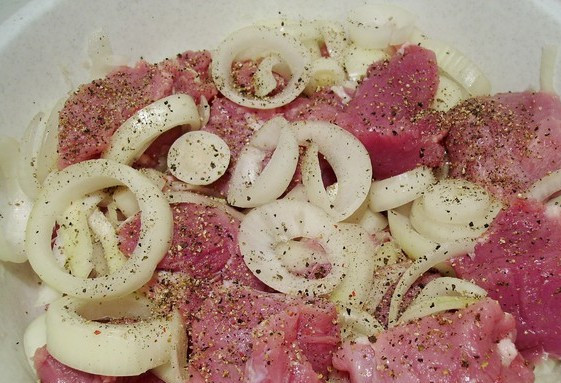 1. Этап. Шашлык из свинины с луком: Теперь солим и приправляем молотым перцем по вкусу, перемешиваем все и немного помнем мясо, но так чтобы не повредить колечки лука.