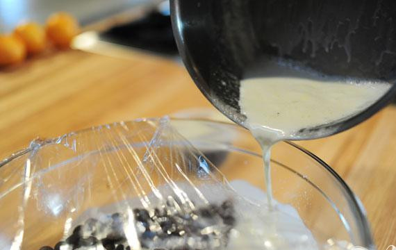 1. Этап. Шоколадные трюфели: 1. Смешать жидкие сливки и кукурузный сироп и довести до кипения в маленькой кастрюльке. Вылить горячие сливки над кусочками темного шоколада в миске и дать постоять в течение 1 минуты, пока шоколад не растопится. Перемешать массу вместе и проверить, расплавился ли весь шоколад. Если нет, поместить кастрюлю над водяной баней, но чтобы ее температура не превышала 94 градусов.