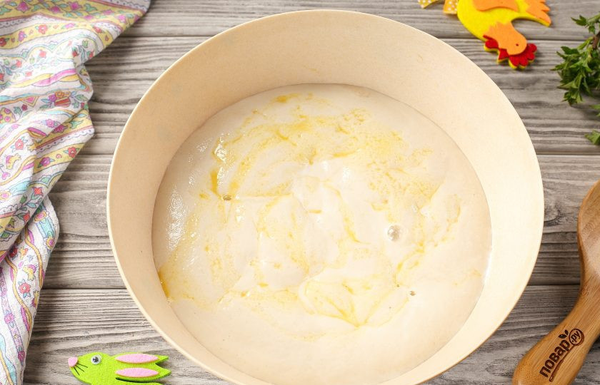 1. Этап. Пасхальный кулич на живых дрожжах: Приготовим опару. В глубокой широкой миске соедините 200 мл. тёплого молока, 2 ст.л. сахара и 3 ст.л. муки. Добавьте дрожжи, хорошо перемешайте массу и оставьте все на 15 минут. Затем добавьте в опару остальное молоко и сахар. Добавьте желтки, соль и ванильный сахар.