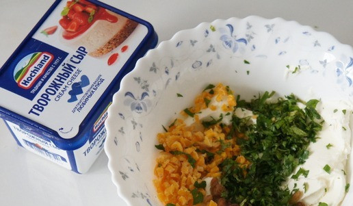 1. Этап. Сырная закуска с орехами: Добавить рубленную петрушку и пару нитей мёда. Да, петрушка и мёд отлично сочетаются в этом блюде :) Всыпать половину орехов.