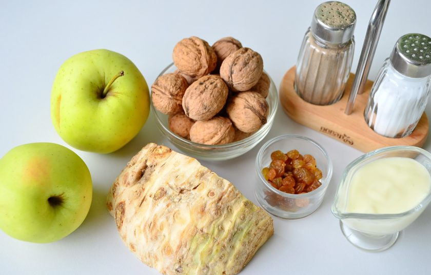 1. Этап. Салат Уолдорф: 1. Подготовьте продукты для салата. Сельдерей очистите от кожуры, орехи — от скорлупы, изюм залейте кипятком на пару минут.