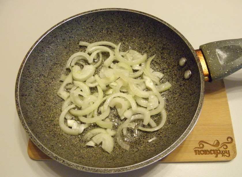 1. Этап. Салат Узбекистан с редькой: Порежьте лук полукольцами, обжарьте его до готовности на растительном масле.