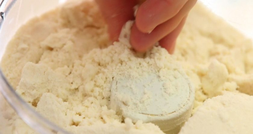 1. Этап. Песочное печенье с апельсином: 3. Перетрите ингредиенты в крошку руками или с помощью комбайна.