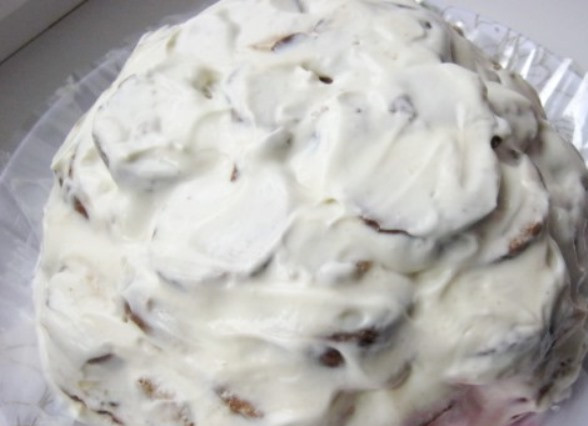 1. Этап. Торт из шоколадных пряников: Сверху продолжать складывать пряники, придав торту форму горки.