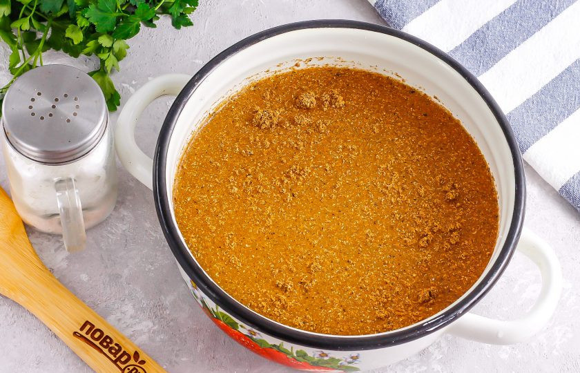 1. Этап. Засолка скумбрии в домашних условиях: Добавьте молотый кориандр — благодаря ему рассол получится пряным. Если вы не любите рыбу пряного посола, то этот шаг пропустите! Поместите емкость на плиту и доведите до кипения, затем нагрев выключите и остудите рассол до 20 градусов, чтобы он был еле теплый.