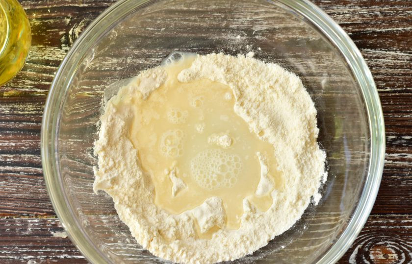 1. Этап. Хворост на минералке: Перемешайте и влейте минеральную воду.