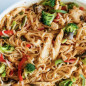 Рисовая лапша с курицей и овощами