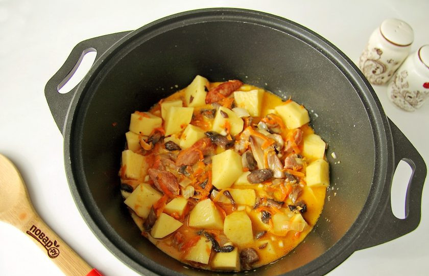 1. Этап. Рагу с краковской колбасой: Влейте немного воды и тушите все на небольшом огне до полной готовности картофеля.