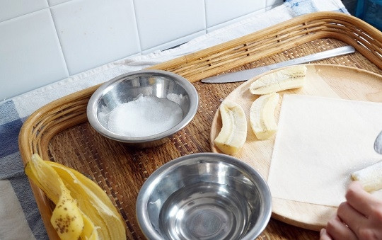 1. Этап. Спринг роллы с бананом: 3. Присыпьте немного сахаром или же полейте чем-нибудь по вкусу. Например, полить банан можно шоколадным соусом.