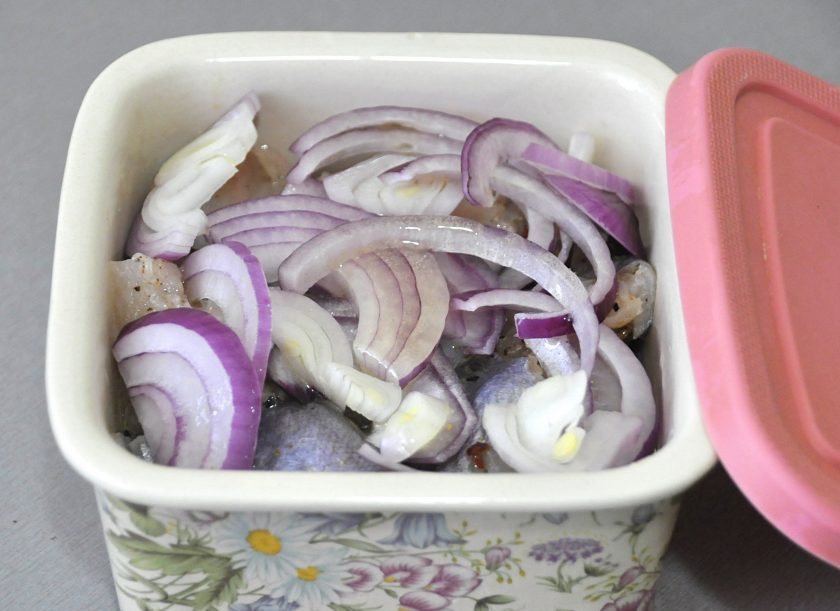 1. Этап. Путассу под маринадом: Выложите рыбу в контейнер или в стеклянную банку слоями, чередуя слой рыбы и лук. Полейте растительным маслом и уберите в прохладное место на сутки.