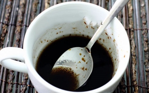 1. Этап. Салат с ветчиной и камамбером: В небольшой чашке или миске смешиваем оливковое масло и бальзамический уксус.