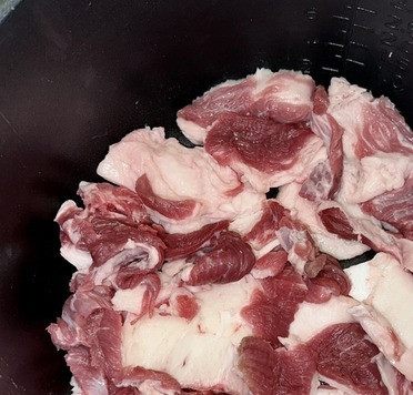 1. Этап. Харчо с орехами и сливой: Разделал грудинку так, чтобы «открыть» жир. Выложил в чашу. Жиром на дно.