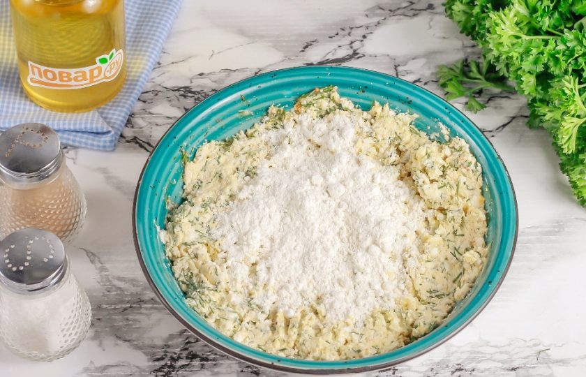 1. Этап. Несладкие сырники: Добавьте 2 ст.л. пшеничной муки высшего сорта и еще раз все перемешайте.