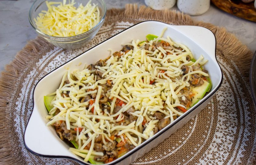 1. Этап. Лазанья из кабачков с грибами: Посыпьте 1/3 части сыра.