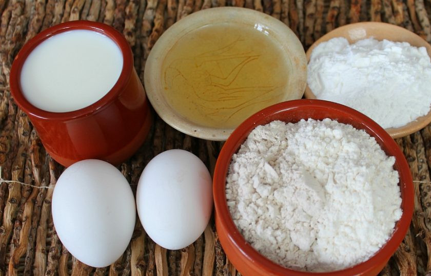 1. Этап. Блины скородумки: Подготовим ингредиенты. Молоко разогреваем.