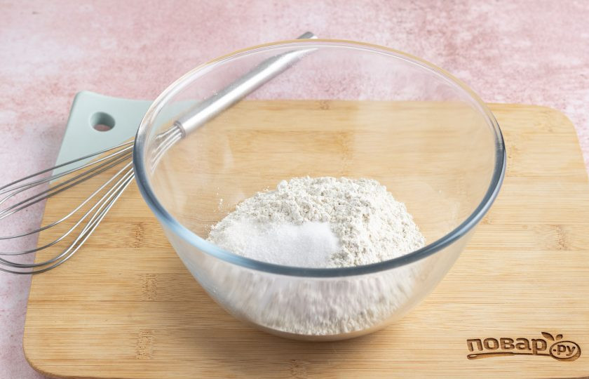 1. Этап. Ржаные лепешки постные: В глубокую миску просейте муку. Добавьте сахар, соль и соль. Перемешайте.
