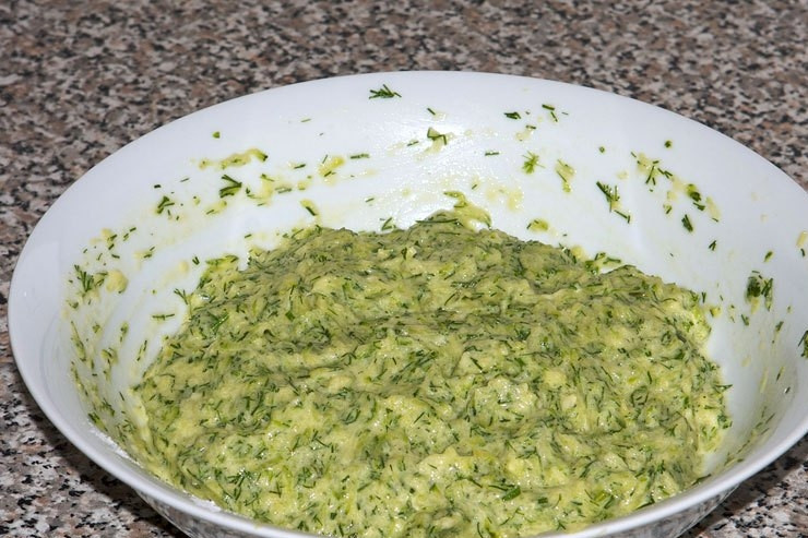 1. Этап. Котлеты из цукини: Хорошо перемешайте, при этом добавляя муку и порошок.