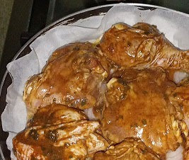 1. Этап. Курица в пикантном маринаде: На сковороду выложить курицу с маринадом, накрыть крышкой, тушить на среднем огне примерно 40 минут. Курочка сначала будет именно тушиться в маринаде, так как его будет много, но к концу приготовления сн почти выпарится, останется совсем немного и вкусный лучок. У меня крышка стеклянная, поэтому наблюдаю за процессом приготовления, не открывая. Через 20 минут курицу перевернуть и готовить ещё 20 минут. Если у вас крышка не стеклянная, то проверяйте время от времени курицу, чтобы не пригорело.