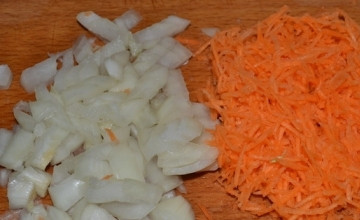 1. Этап. Щавелевый борщ: Чистим морковь и лук. Морковь натираем на терке, лук мелко шинкуем.