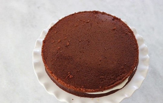 1. Этап. Торт Панчо домашний: 10. Накройте вторым коржом.