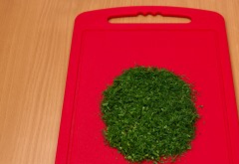 1. Этап. Рыба, запеченная в сливках: Измельчаем зелень.