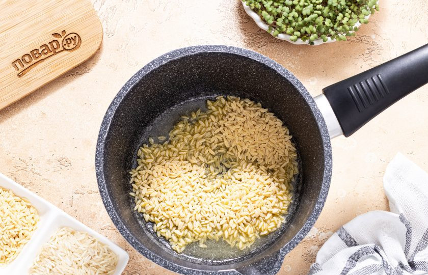 1. Этап. Пилав из пасты орзо: Добавьте пасту орзо.