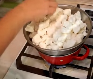 1. Этап. Творожный чизкейк с маршмеллоу без выпечки: 2. Первым делом ставим на водяную баню растапливаться маршмеллоу. Периодически его помешивайте, пока оно не станет по консистенции как сметана.