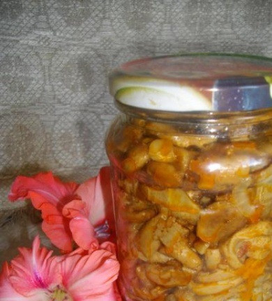 1. Этап. Волнушки на зиму: 4. Как можно плотнее трамбуем в банку, заливаем маслом со сковородки (его должно быть много), и под самый верх в каждую банку добавим 1-2 ч.л. уксуса, соль, перец и приправы. Закатываем, как обычно.