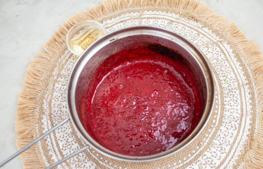 1. Этап. Соус к мясу из красной смородины: В готовый соус добавьте яблочный уксус и перемешайте соус.