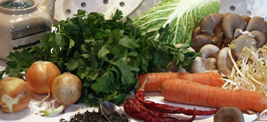 1. Этап. Овощной бульон в пароварке: Ингредиенты - довольно простые и дешевые, ничего необычного. При желании, пропорции и комбинации овощей можно менять - будет не хуже и не лучше, будет по-другому.