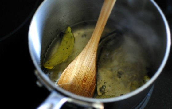 1. Этап. Ванильный лимонад: 2. Варите смесь, пока сахар не растворится. Не забывайте мешать.