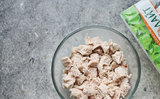 1. Этап. Заливное из индейки Провансаль: Отварное филе индейки порежьте кубиком и положите к овощам, перемешайте.