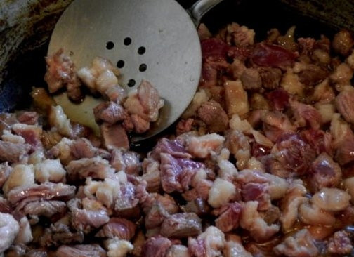 1. Этап. Плов бухарский: Мясо вымыть, обсушить, очистить от пленок и мелко нарезать. Раскалить масло и выложить в него мясо.