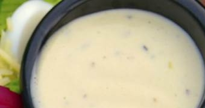 1. Этап. Салат Цезарь с колбасой: Чеснок растереть с солью и перцем. Добавить горчицу и желтки, тщательно перемешать. ввести лимонный сок и взбить. Постепенно, не прекращая взбивать, добавить масло.