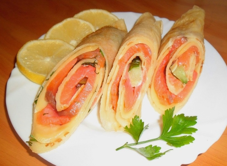 1. Этап. Блины с красной рыбой и огурцом: Порежьте готовые рулетики наискосок перед подачей.