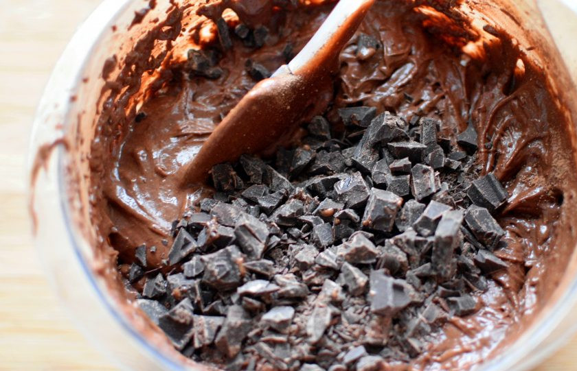 1. Этап. Великолепный шоколадный пирог: В последнюю очередь добавьте в тесто нарубленный шоколад и перемешайте лопаткой.