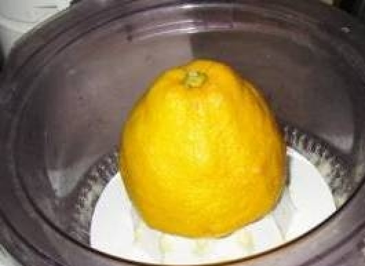 1. Этап. Куриный шашлык на шпажках: Выдавливаем сок из лимона.